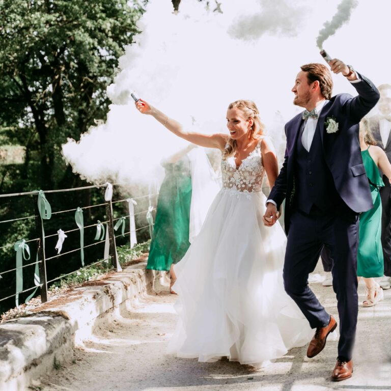 reportage mariage festif marseille sortie des mariés