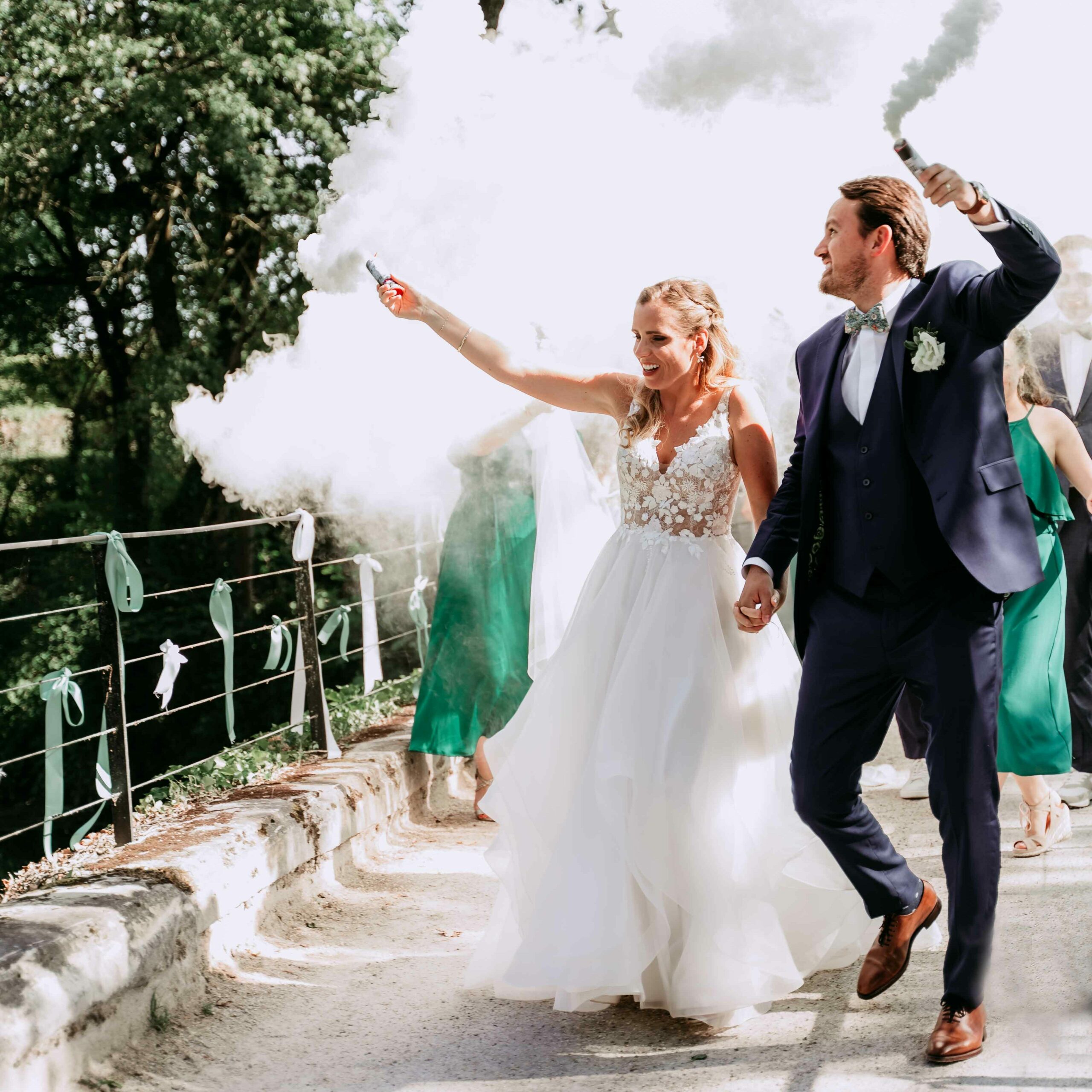 reportage mariage festif marseille sortie des mariés